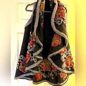 Beautiful sleeveless sweater with appliqué flowers!